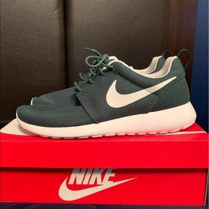 Brand new never worn jets green roshe run